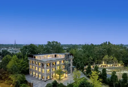 April Sky Holiday Inn Отели рядом с достопримечательностью «wei jiang jing qu»