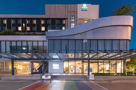 Holiday Inn Express Rayong Отели рядом с достопримечательностью «Wat Map Ta Phut»