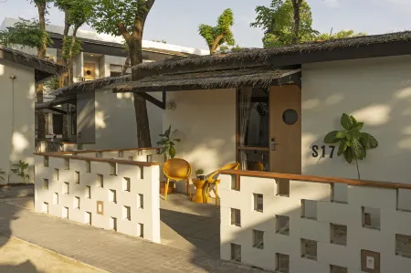 Escape Beach Resort Отели рядом с достопримечательностью «Пляж Майнам»