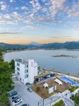 Yiyi Pushé · Lakeside Starry Sky Swimming Pool Vacation Apartment