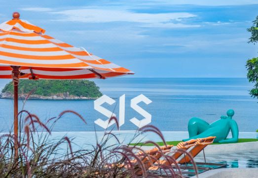 더 SIS 카타 리조트의 수영장 및 휴식 공간