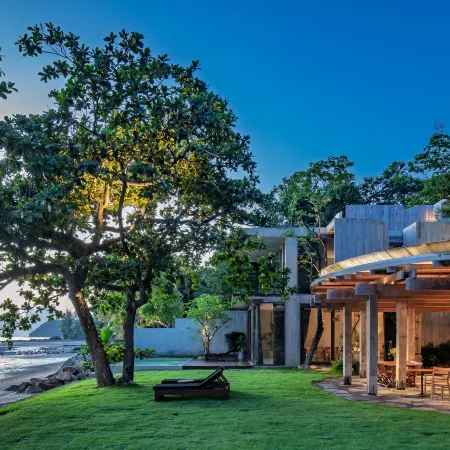 Vows Villa Beachfront Отели рядом с достопримечательностью «Причал Натон»