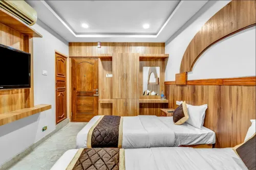 Wooden Park Hotel - Near DLF IT Park