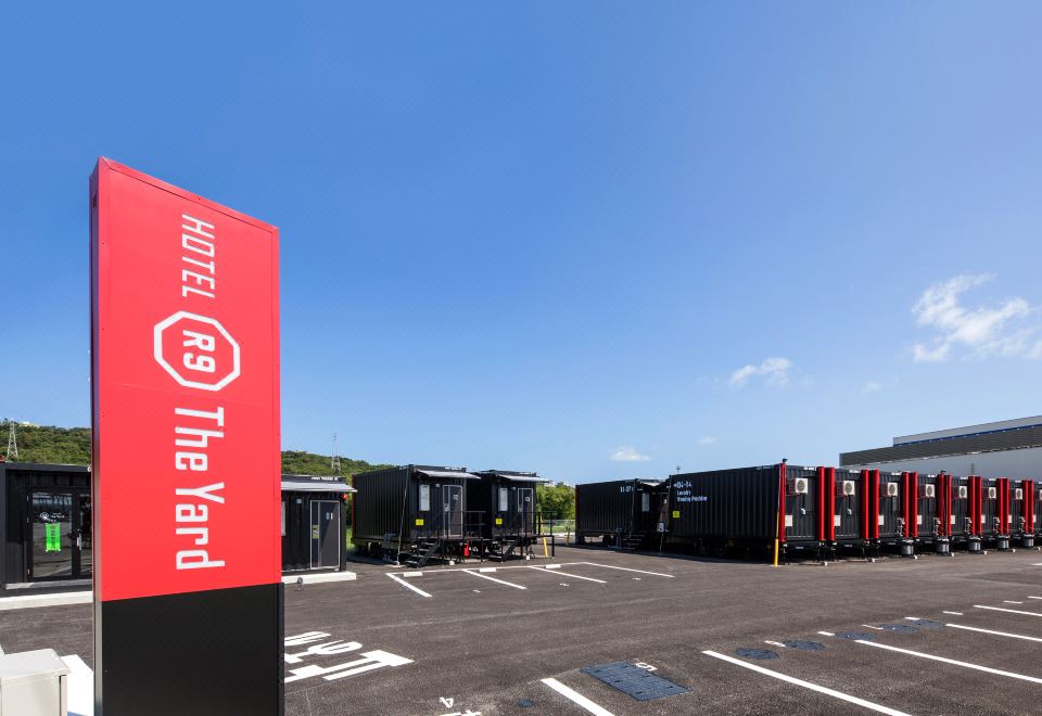 [호텔 R9 더 야드 우루마의 컨테이너 모듈 외관]