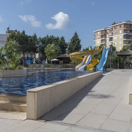 Sirius Town Apartment with Pool, Spa & Gym Near Beach & Mall