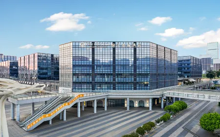 Guangzhou Baiyun New Town Wanda Plaza Metropolo Hotel Отели рядом с достопримечательностью «Guangdong University of Foreign Studies»