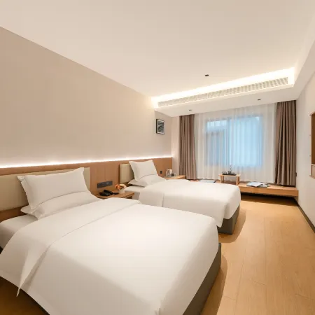 Pushu Four Seasons Hotel (Anshun Huangguoshu Avenue East Bus Station)