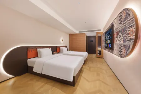 Urumqi Flora Secret Realm Hotel (Xinjiang International Grand Bazaar Branch) Отели рядом с достопримечательностью «Xinjiang University Gymnasium»