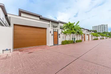 รูปภาพของไทยโฮมลักชัวรี่ 3+1 ห้องนอนในจอมเทียน