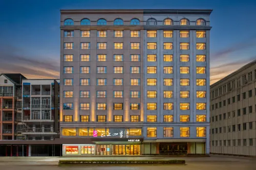 Clouds Seasons Hotel (Hezhou University West Campus Branch)