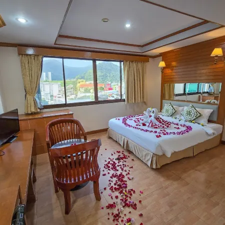 Saba Suites Patong Phuket Отели рядом с достопримечательностью «Стадион для бокса Бангла»