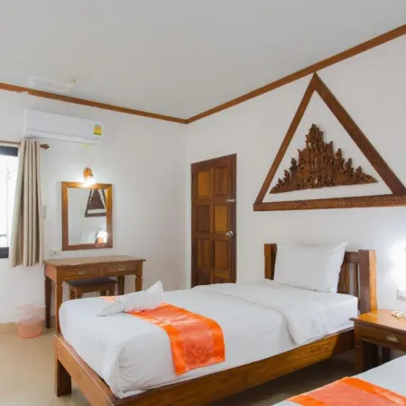 Onnicha Hotel Phuket Отели рядом с достопримечательностью «Центр распродаж Premium Outlet»