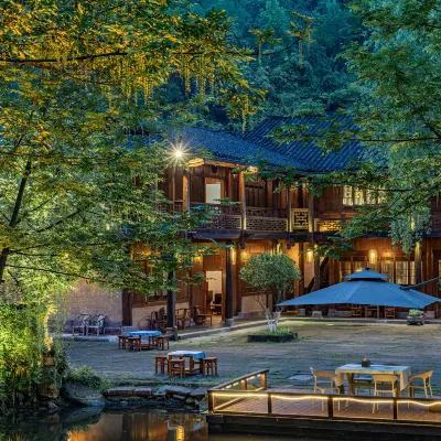 L Residence Dragon House Tujia Culture Resort Hotel (Wulingyuan Scenic Area) Hotel dekat Gua Huanglong
