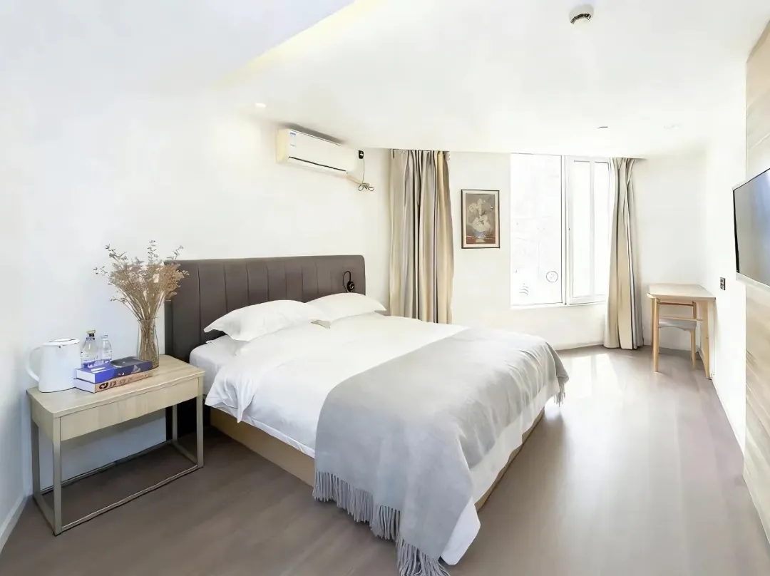 Oriental Holiday Inn - Shanghai