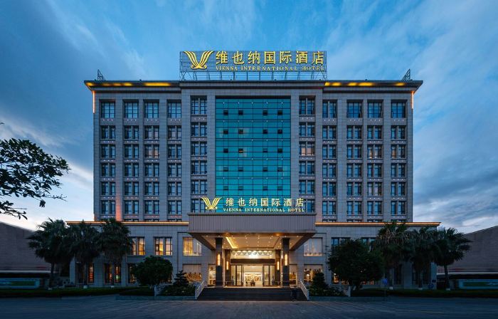 Vienna International Hotel (Baoshan High-speed Railway Station Wuyue Plaza)