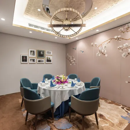 Crowne Plaza SHANGHAI by IHG Отели рядом с достопримечательностью «Станция метро Xujiahui»
