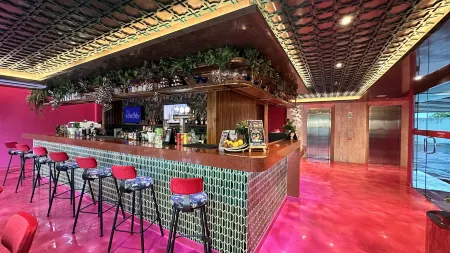 Ramada by Wyndham Bangkok Ten Ekamai Residences Отели рядом с достопримечательностью «A R Sutton & Co Engineers Siam»