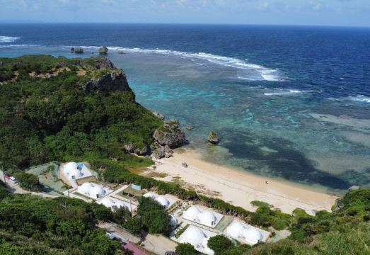 Glampark Resort 오키나와 아쿠나 해변 글램핑 장면