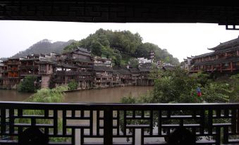 Qingyu Designer Riverview Homestay (Fenghuang Ancient Town Hongqiao Branch)