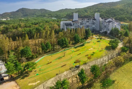 Kumho Seorak Resort Отели рядом с достопримечательностью «Sokcho City Museum & Displaced Civilians Folk Village»