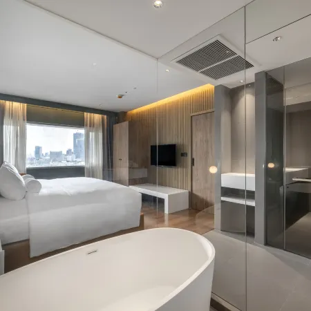 Maison Hotel Bangkok Отели рядом с достопримечательностью «Станция надземного метро Phloen Chit»