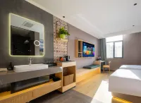 Yueju Business Hotel - Balcony