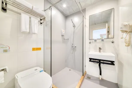 Home Inn (Shanghai Qingpu Chengzhong North Road Shiji Lianhua Plaza) Отели рядом с достопримечательностью «Shanghai University of Political Science and Law»