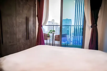 Phnom Penh Infinity Pool Down to $25/N - M Residence Отели рядом с достопримечательностью «Статуя короля отца Нородома Сиханука»