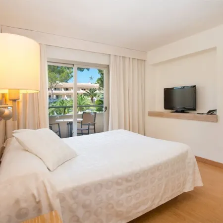 Iberostar Waves Pinos Park Отели рядом с достопримечательностью «Пляж Кала-Торта»