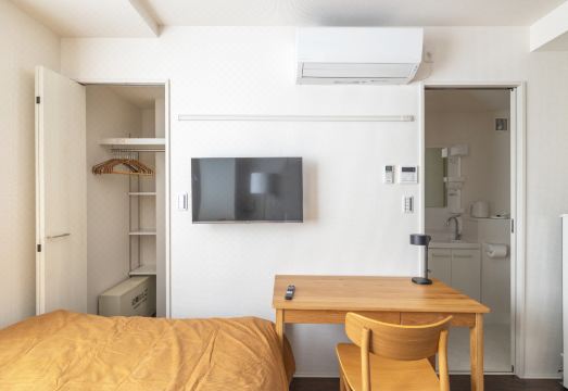 Float Inn Asakusa의 깔끔하고 현대적인 객실 인테리어