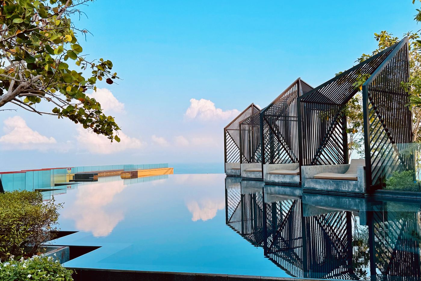 EDGE Central Ocean View · สระว่ายน้ำแบบอินฟินิตี้ · Liberal Design Wind 180 ° View High Luxury Art Hotel (สาขาพัทยาบีช)