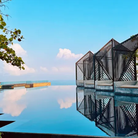 EDGE Sea View Holiday Inn Central Pattaya SEA