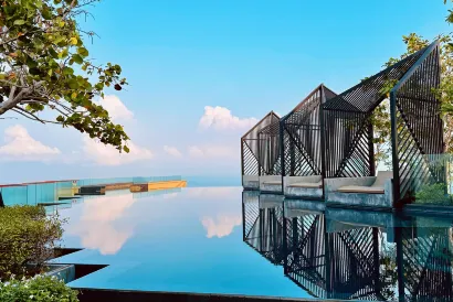 EDGE Central Sea View · Infinity Pool · 180 ° View Luxury Art Hotel (Pattaya Beach Branch)