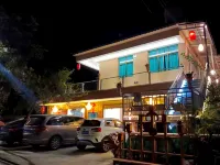 Mountain Homestay (Old Munden Village Shop)