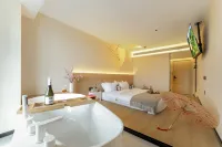 龍貓精靈｜•YOUNG•IS•DIFFERENT•酒店（陽江百利廣場店） 鄰近陽江市經銷社附城貿易有限公司日用五金商場的酒店