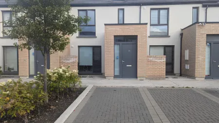 New House, Private Rooms in a Peaceful Neighborhood Отели в г. Lucan