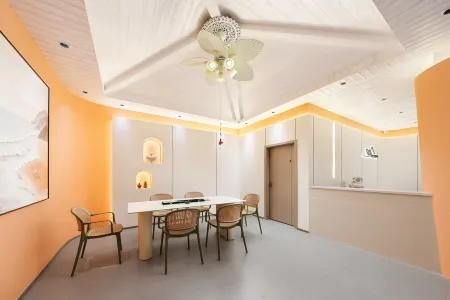 WB Raya Designer Hotel (Meilan International Airport T1T2 Terminal Branch) Отели рядом с достопримечательностью «Qiongtai Normal University (Guilinyang Campus)»