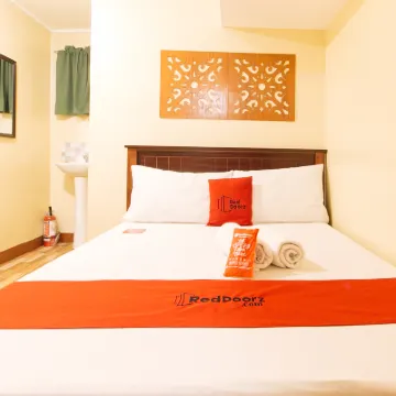 RedDoorz near PNR Espana Station Hotels near Espana