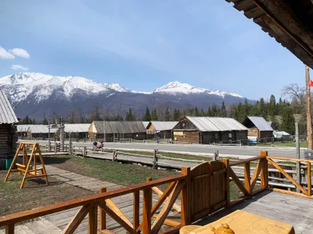 Kanas JunYue Courtyard Homestay Отели рядом с достопримечательностью «Genghis Khan Point Sets»