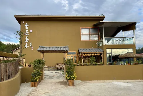 Yunbian Jiamu Hotel
