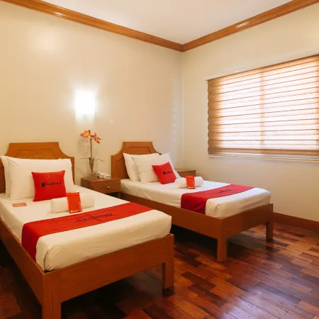 RedDoorz Premium @ Nick Hotel Gerona Tarlac
