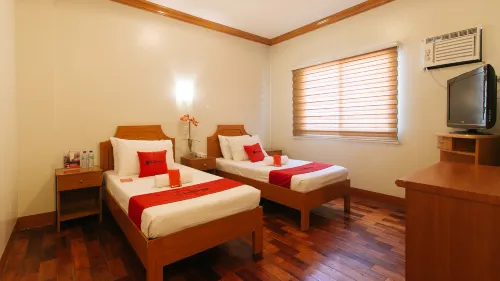 RedDoorz Premium @ Nick Hotel Gerona Tarlac فنادق في تارلاك