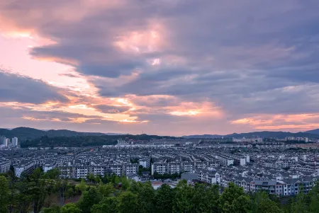 All are Huating Hotels (Longjiang Park Branch) Отели рядом с достопримечательностью «Chuxiong Normal University»