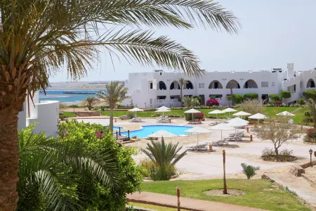 Three Corners Equinox Beach Resort Отели в г. Qesm Marsa Alam