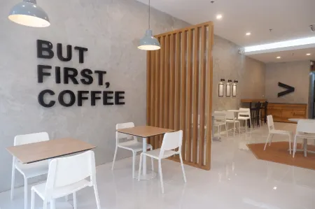 Hop Inn Hotel Aseana City Manila Отели рядом с достопримечательностью «Нешнел Шрайн оф Ауэр Мотер оф Перпечуал Хелп»