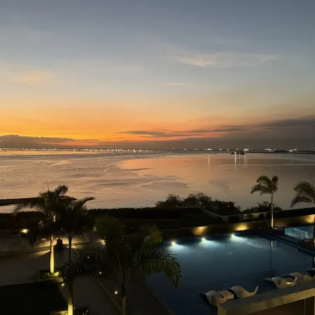 Modern Boutique Seaview Sunset 1BR with 2 Infinity Pools Next to Okada Airports MOA