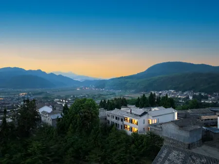 Tengchong Xixili Hot Spring Homestay (Heshun Ancient Town)