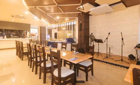 Iloilo Gateway Hotel and Suites by RedDoorz Отели в г. Cabatuan