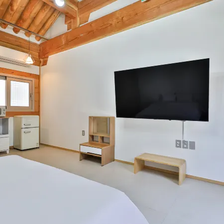 hanok cheonwon village Отели рядом с достопримечательностью «Храм Сундокджон»