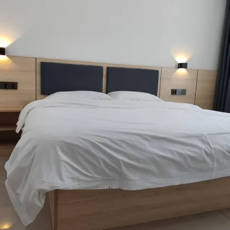 Boxing Oasis Hotel